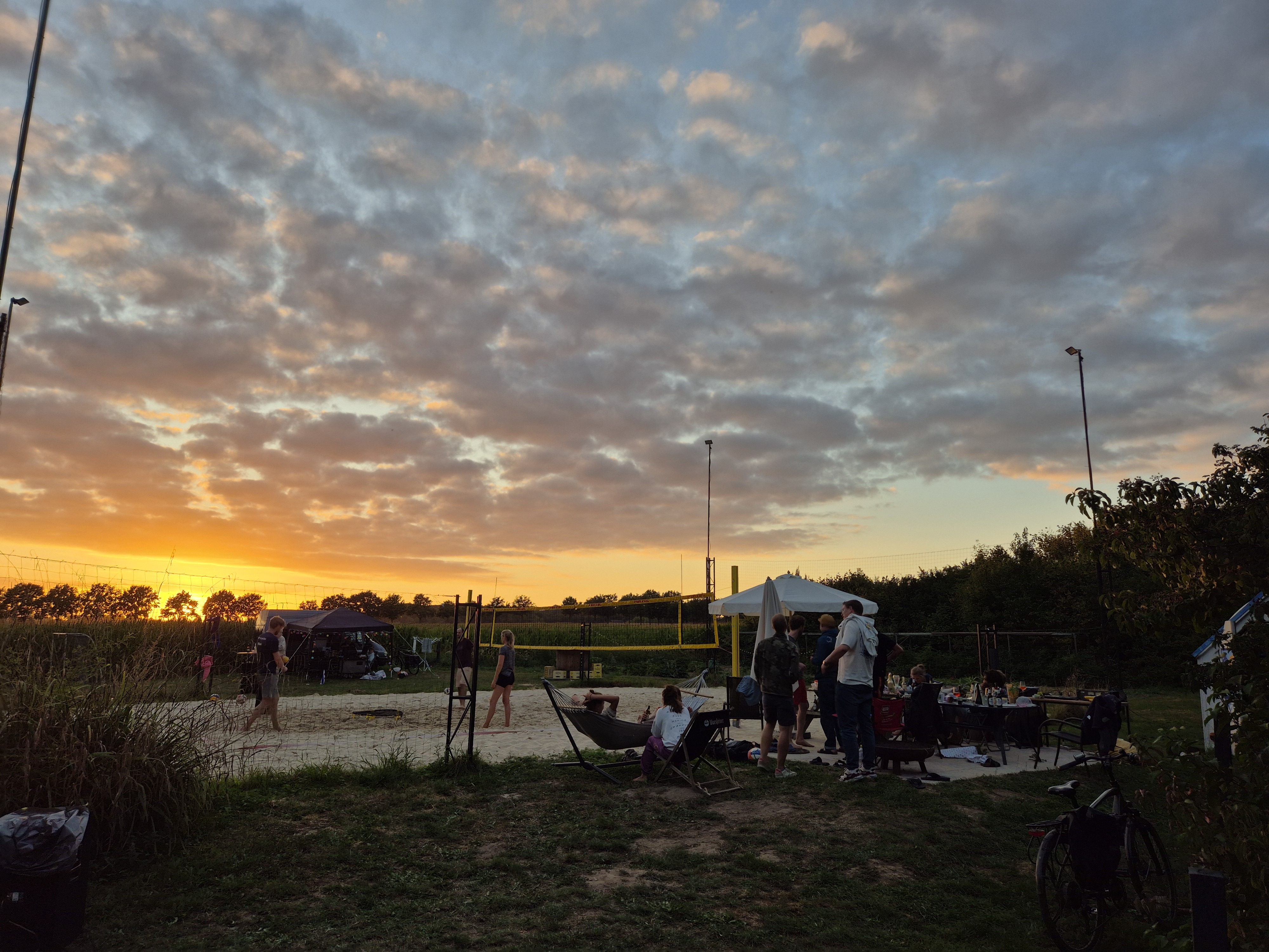 Sonnenuntergang über dem Hof und der offenen Landschaft
