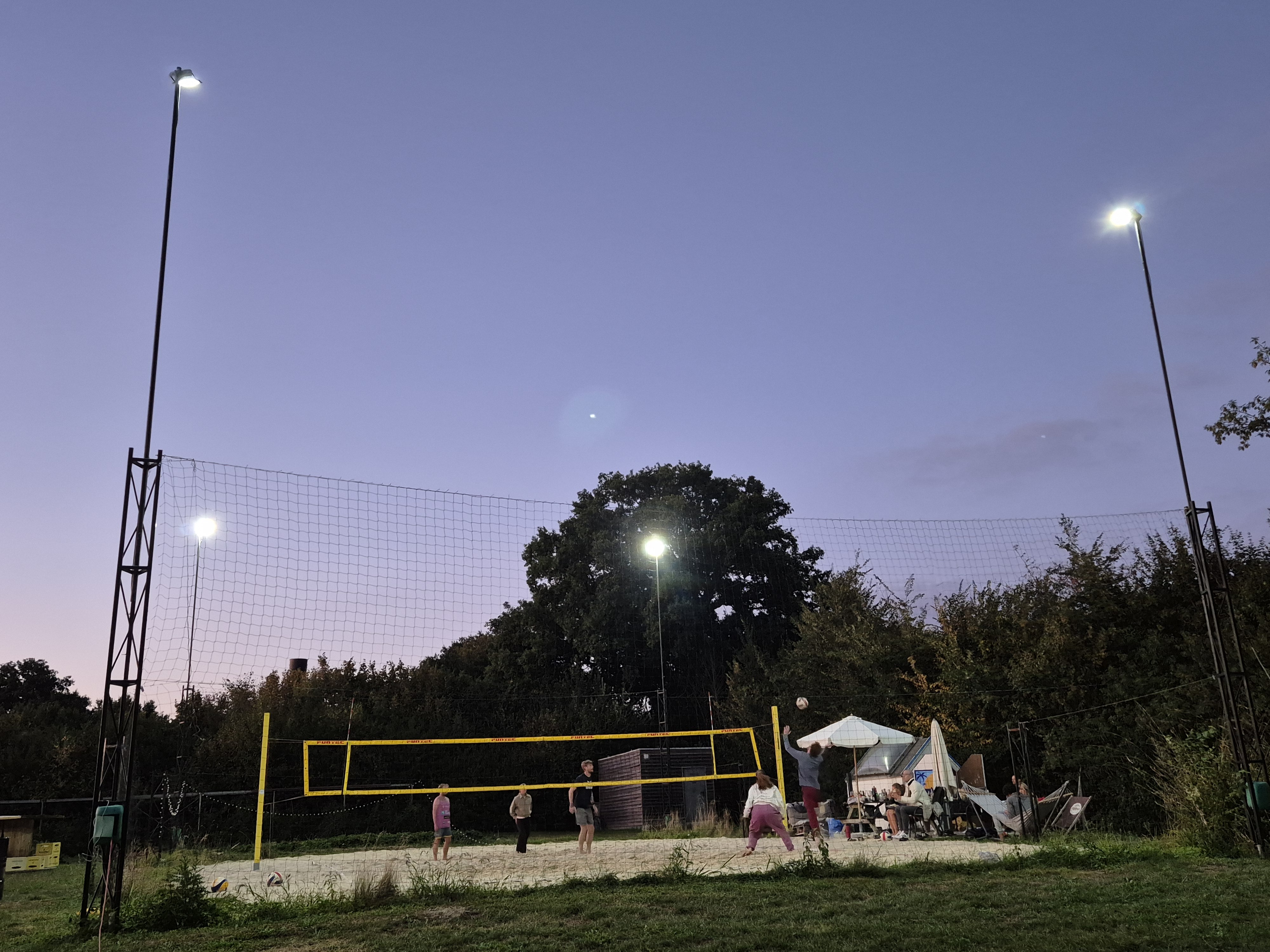 Beleuchteter Beachvolleyballplatz am Abend