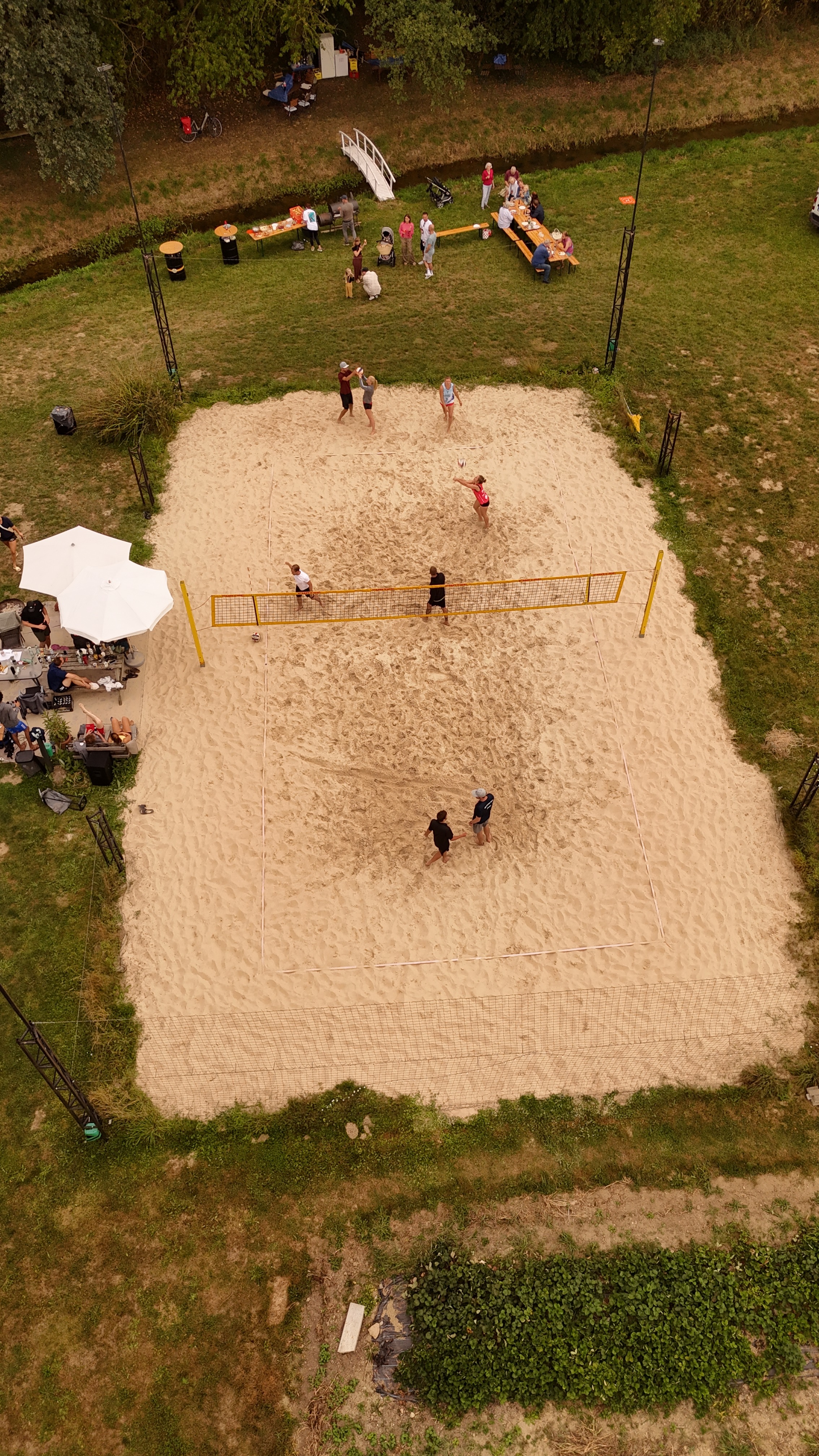 Beachvolleyballspiel von oben
