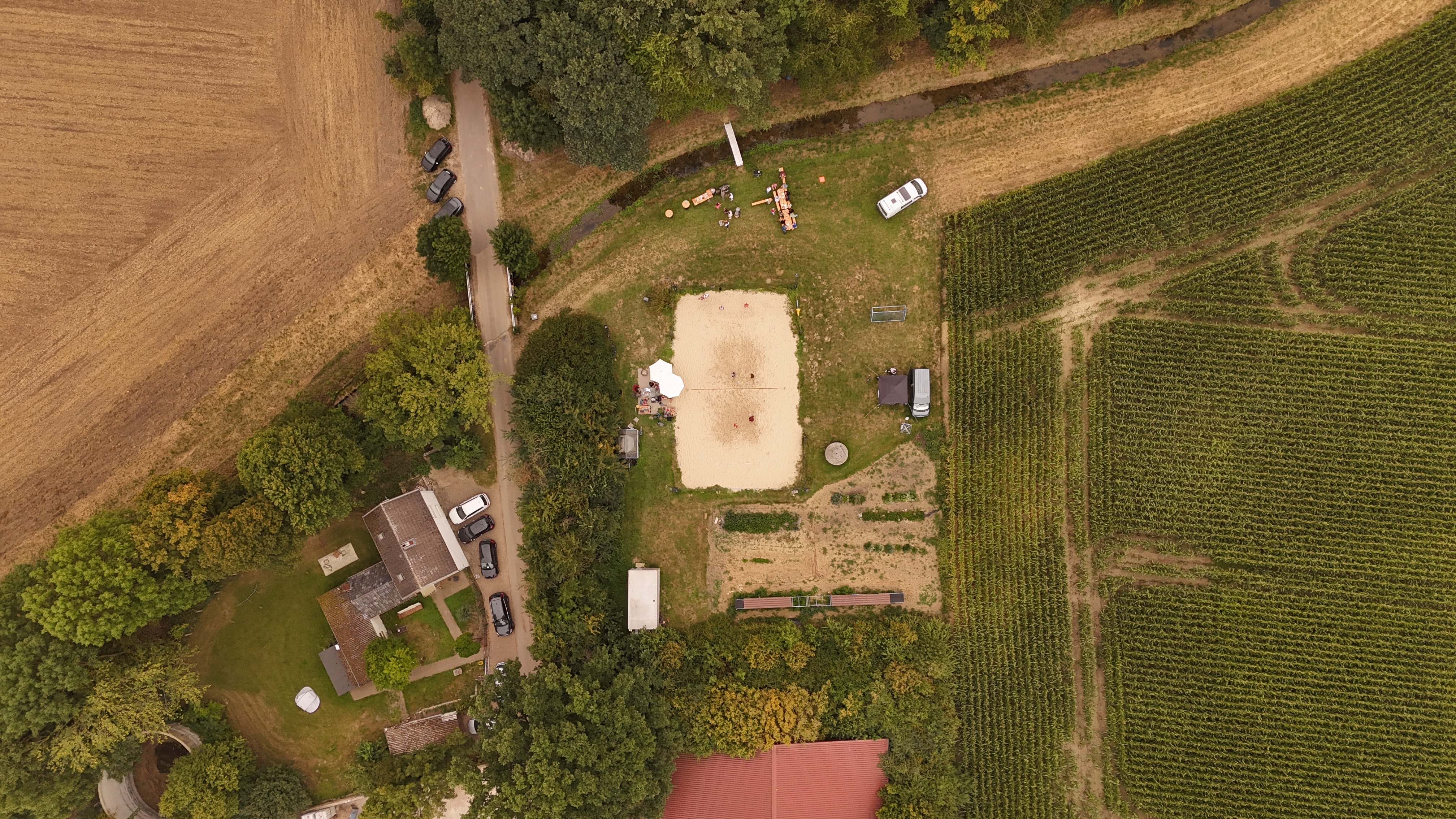 Weite Luftaufnahme von Hof, Feld und Beachbereich