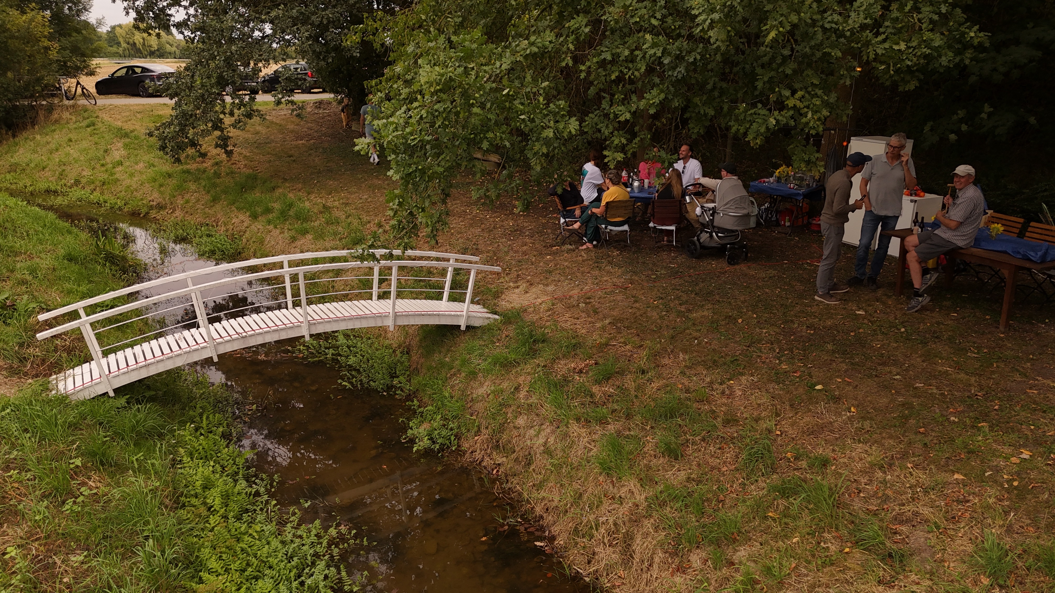 Weiße Brücke über dem Wasserlauf auf dem Hof
