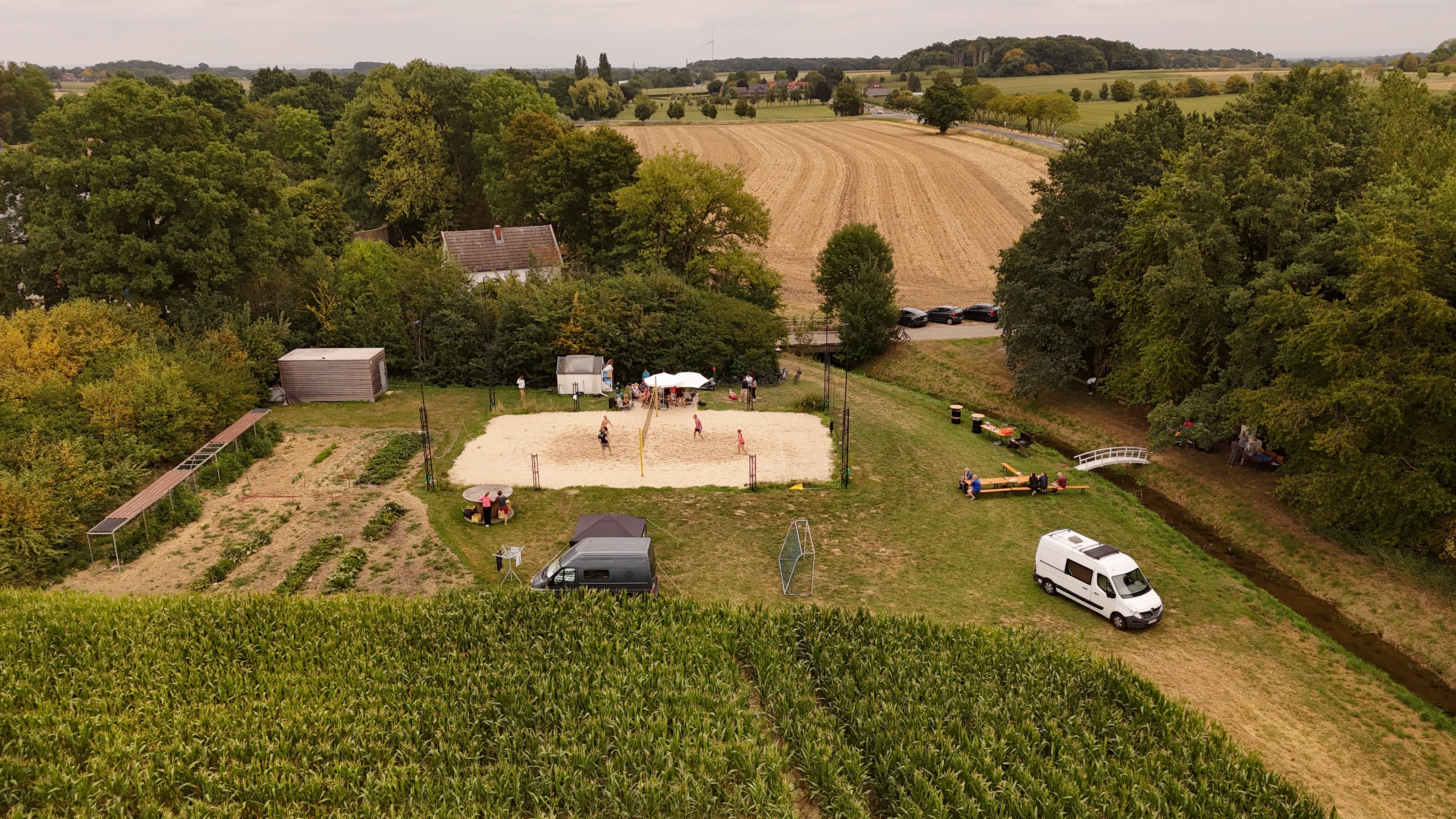 Weite Luftaufnahme von Hof, Platz und Feldern